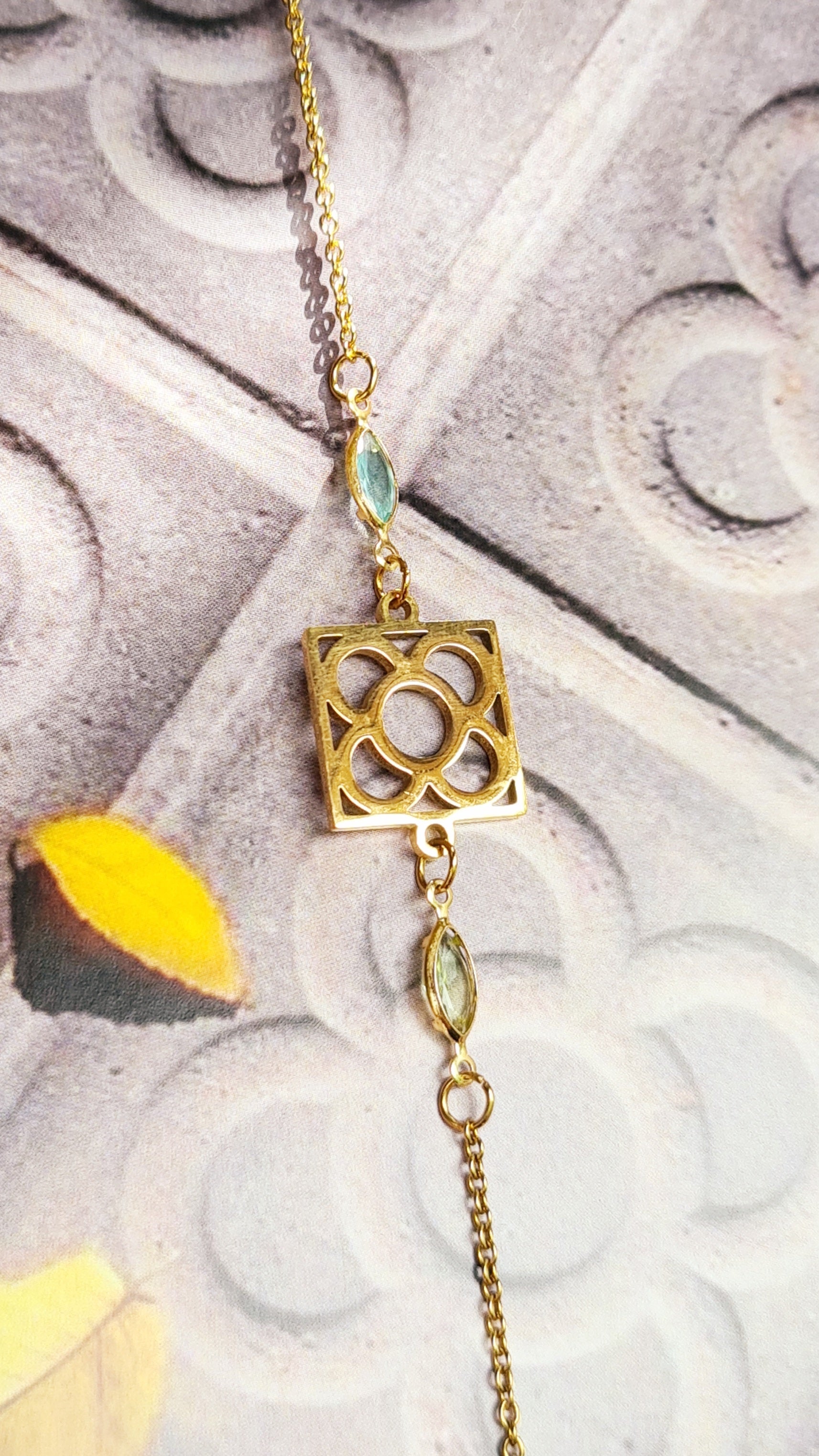 Pulsera de acero inoxidable dorado con Flor de Barcelona y lágrimas para mujer.